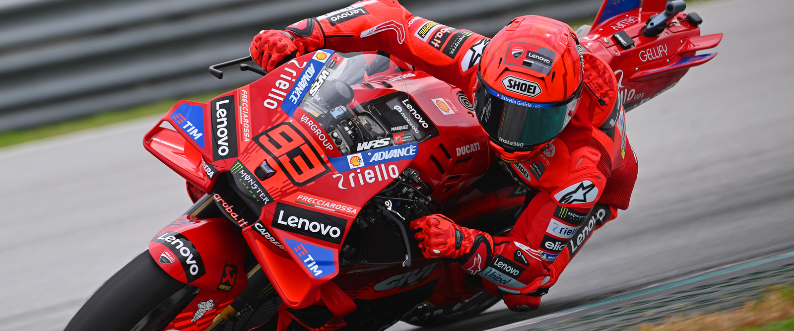 Piloto en pista con casco integral